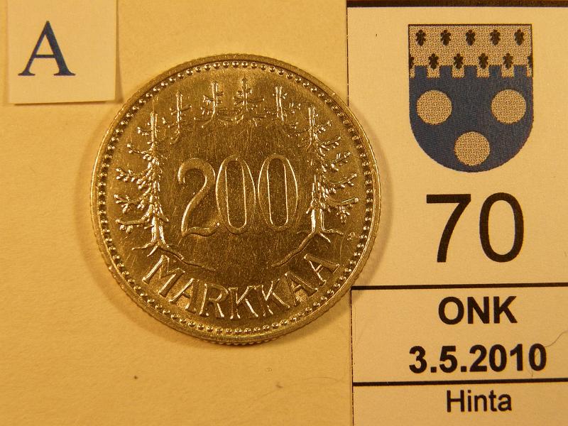 kohde_070_a.jpg - Kohde 70, arvopuoli 200 mk 1958 S Ag. Kl 7, 440,-.   HUOM! Huutokauppalistassa on v��r� vuosiluku, oikea vuosiluku on 1958. Kirjallisessa tarjouksessa on mainittava, ett� olet huomioinut korjauksen. T�st� kohteesta hyv�ksymme vain ne kirjalliset tarjoukset, joissa korjaus on otettu huomioon. 