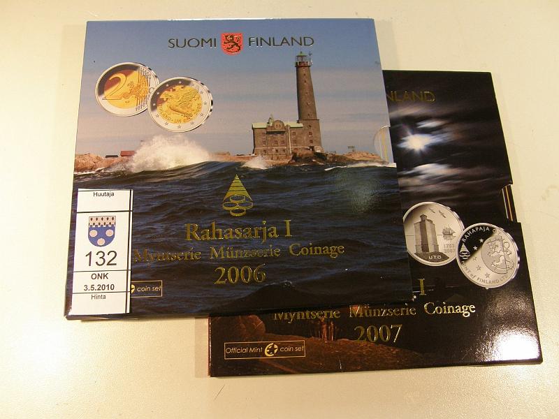 kohde_132_a.jpg - Kohde 132 Rahasarja 2006 I ja 2007 I. Sis. 2&euro; 2005 juhla 2&euro;. Kl 9, lh 20,-.   HUOM! Huutokauppalistassa on virhe. Vuoden 2006 sarja on mallia I, jossa on mukana 2 &euro; 2005 erikoisly�nti. Kirjallisessa tarjouksessa on mainittava, ett� olet huomioinut korjauksen. T�st� kohteesta hyv�ksymme vain ne kirjalliset tarjoukset, joissa korjaus on otettu huomioon. 
