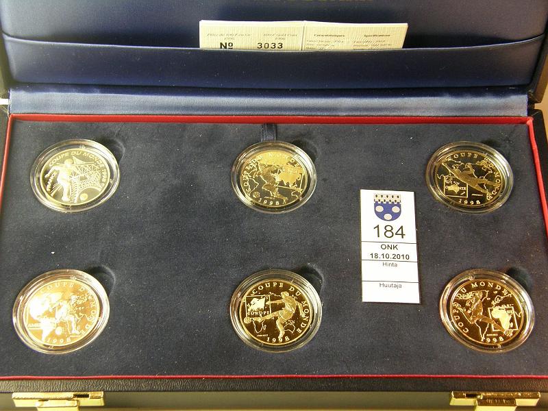 kohde_184_a.jpg - Kohde 184, l�ht�hinta: 2250 &euro; Ranska Jalkapallon MM 1998 6 kultarahaa, 100 fr, nahkakotelo, 5 x tod, kunto: 10.
