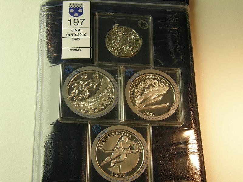 kohde_197_a.jpg - Kohde 197, lhthinta: 15 € Itvalta, Latvia, Bulgaria, Ukraina er 2001-2002 (4) Ag, 5 02 BU, 1lati, 10leva, 10grivna 01 proof, pillerit, Monetan tod ja kansio, n. 90g hopeaa (=40), kunto: 10.