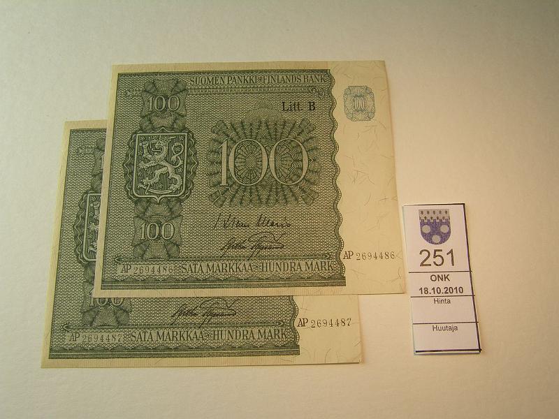 kohde_251_a.jpg - Kohde 251, lhthinta: 28 € 100 mk 1945 LB (2) AP2694486-7 WAR-Aas, 2 per. nroa. SNY 180.2, kunto: 8,9.