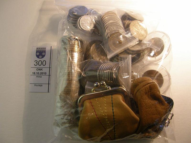 kohde_300_a.jpg - Kohde 300, l�ht�hinta: 30 &euro; 1 p-10 mk 1963-> 1, 2kg 1p(4), 5p(30), 10p(25), 20p(31), 50p(26), 1mk(51), 5mk(45), 10mk(1), nim. yli 300mk. Lis�ksi 1mk 37, 100mk 56, 200mk 56, 57 Ag ja pari pikkukukkaroa mitaleja jne. P��osin hyv� laatu, kunto: 4-9.