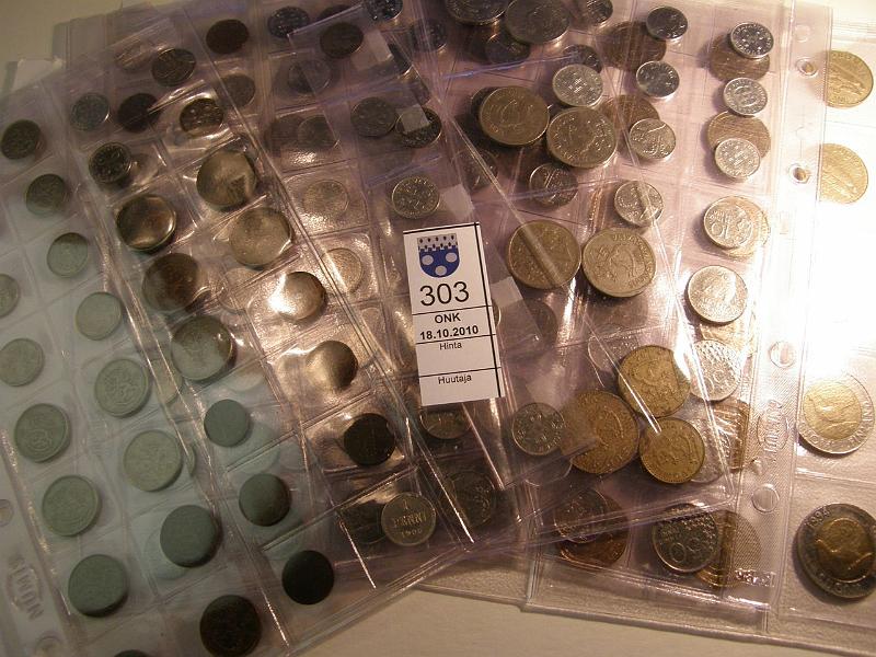 kohde_303_a.jpg - Kohde 303, lhthinta: 10 € Suomi sekal. 1893-> 4 kansiolehte, joissa yksi lehti vanhempaa 1893-1952. 3 lehdell 1963-> 115kpl 1 p-10 mk, nim. 77 mk. Mukana hopeoitu(?) 1 p 1905, kunto: vk.