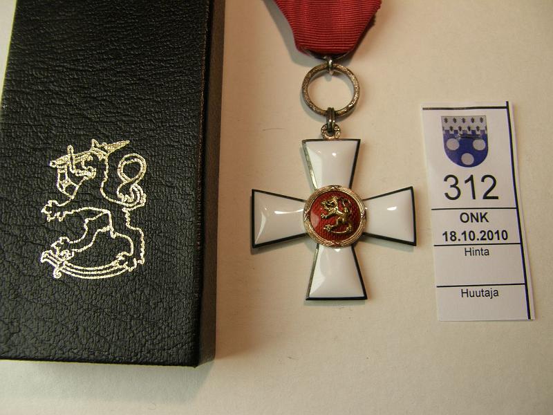 kohde_312_a.jpg - Kohde 312, lhthinta: 125 € Suomen Leijonan ritarimerkki Ehj emalointi. Nauha, kotelo, kunto: 9.
