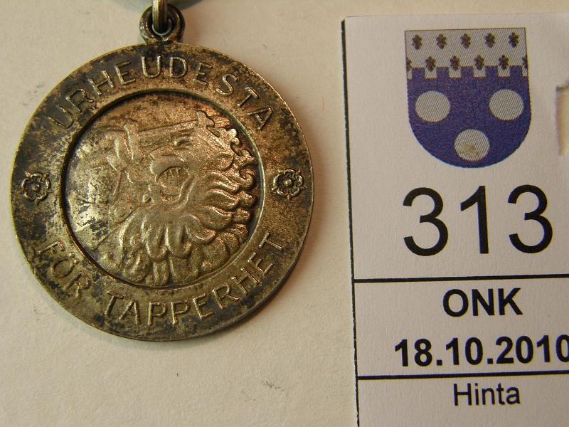 kohde_313_a.jpg - Kohde 313, lhthinta: 20 € Vapaudenmitali 1. luokka Ag.Tummunut. Nauha, kunto: 7.
