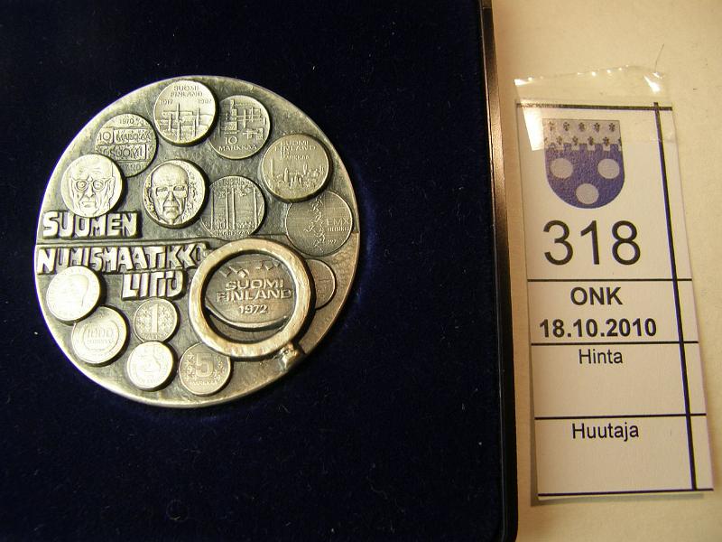 kohde_318_a.jpg - Kohde 318, lhthinta: 40 € Hopeamitali 1976 Rahatyypit UKK 20v Ag. 72.7 g/925. SNL:n mitali. Kotelo, todistus. N:o 267/1000, kunto: 9.