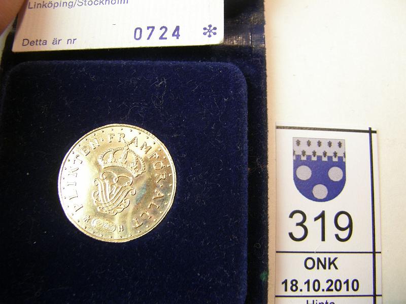 kohde_319_a.jpg - Kohde 319, lhthinta: 150 € Kultamitali Ruotsi 1979 Au. 8.96g / 900. Gustaf VI Adolf 1950-73. Todistus, kotelo. Painos 1000, kunto: 9.