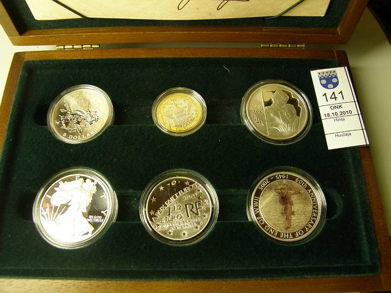kohde_141_a.jpg - Kohde 141, lhthinta: 100 € / myyntihinta: 110 € Er WW2 2005 (6) Ag, Proof, yht. 156g hopeaa. Allied Forces Silver Proof Collection (V-day 7.5.1945): 2  UK, $1 USA, 1 € Ranska, 3p rpl Venj, 1 $ Australia (irtonainen hologrammi), 5 $ Kanada. Puulaatikko, tod., kunto: 10.