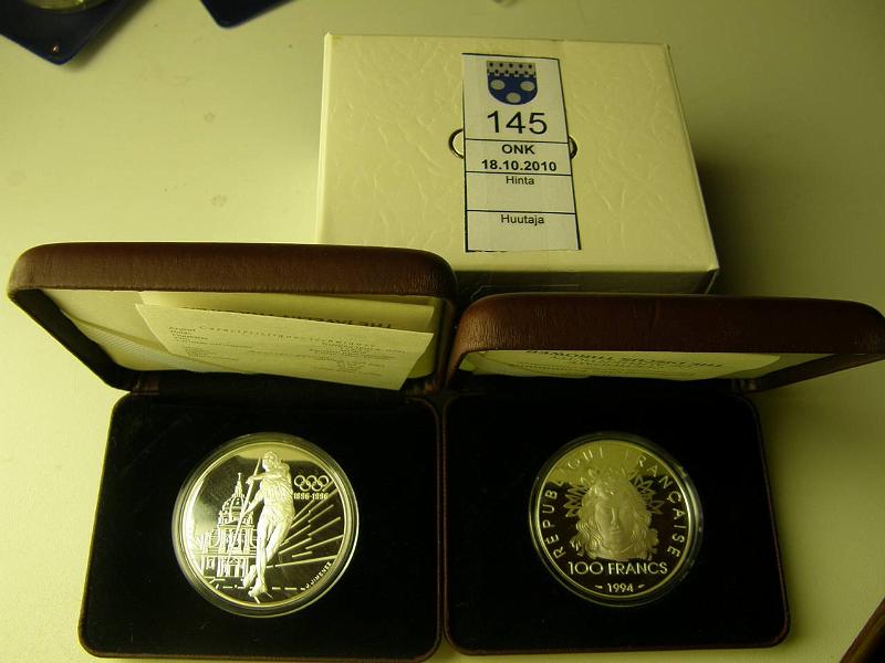 kohde_145_a.jpg - Kohde 145, lhthinta: 30 € / myyntihinta: 32 € Olympia (2) 1994 KM#1047, 1048 Ag, Proof, 100 fr Ranska 33.63 g/925, 2 erilaista: keihn-ja kiekonheittj, nahkakotelot, tod., kunto: 10.