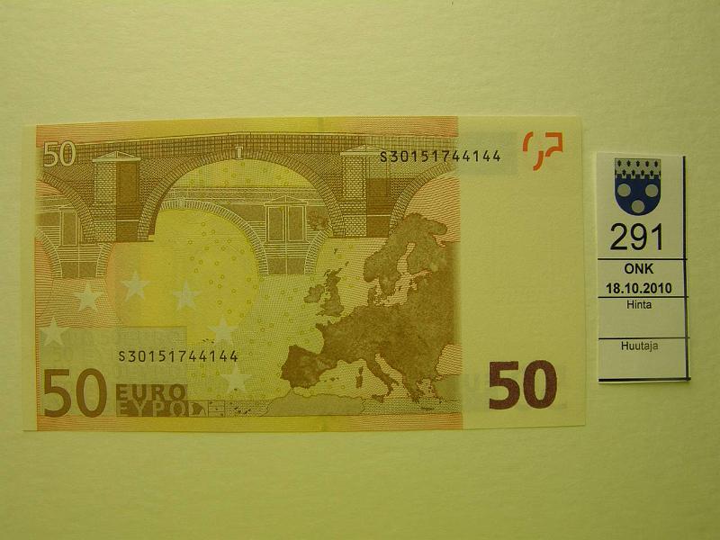 kohde_291_a.jpg - Kohde 291, lhthinta: 450 € 50 € 2002 Italia S30151744144 Tri. J051D1, virheellisesti 100 € turvanauha, jonka alaosassa ryppy, kunto: 9.