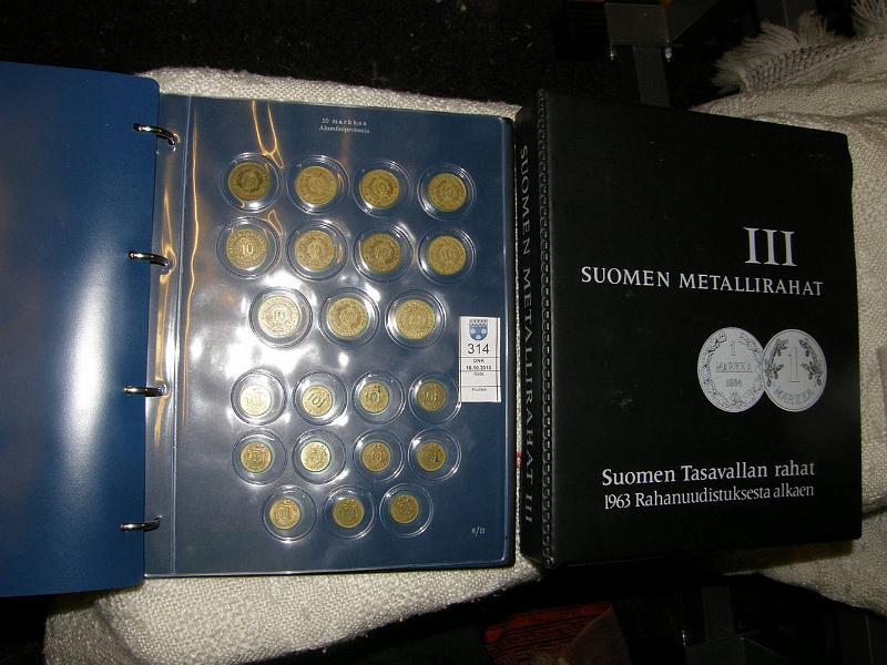 kohde_314_a.jpg - Kohde 314, lhthinta: 50 € / myyntihinta: 54 € Suomi II+III 1919-> Kansio II: 1919-62 1p-20mk (kaikki paitsi 1mk 1949 Cu, 5mk 1928, -29, -53 Ni [1953 5mk: Fe, 1mk: Fe-Ni] 20mk 1931, -32 ja 50mk rahat). Lisksi 1964-68 Ag-markat. Kansio III: 1963-> 5p(18), 10p(23), 20p(12), 50p(10), 1mk(4), 5mk(4) ja irtolehdill 10mk 1930(2), -31, -38 ja 20mk 1934(6), -35(5), -37(2), -38(3), -39(3). 2/3 vihre kansiohometta ja sypymi, mutta mys hyvi., kunto: vk.