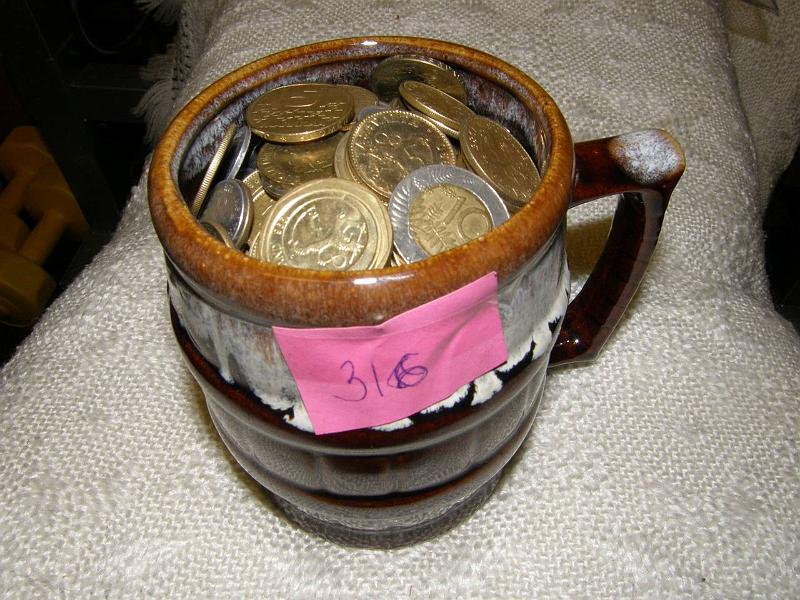kohde_316_a.jpg - Kohde 316, lhthinta: 15 € / myyntihinta: 33 € Suomi tuopillinen 1963-> Savituoppi, jossa n. 250 mk nim. 1 p-5 mk kolikkoja, posin hyvk. isoja arvoja, kunto: vk.