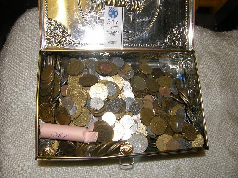 kohde_317_a.jpg - Kohde 317, lhthinta: 30 € / myyntihinta: 64 € Suomi lippaallinen 1930-> 3, 5 kg, pintarouhaisulla ainakin 30-50 lukujen 1, 5, 20 ja 50mk, sek 1963-mallin 1-50p + vhn ulkolaisia, kunto: vk.