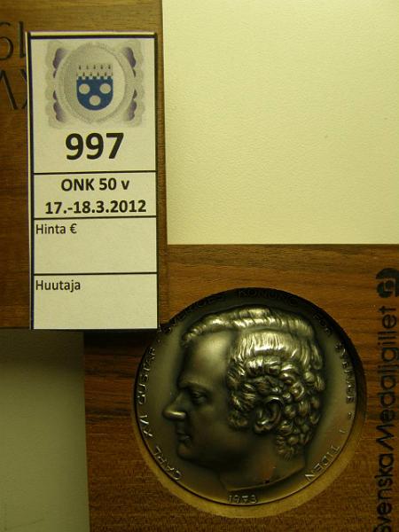k-0997-a.jpg - Kohde 997, l�ht�hinta: 40 &euro; / myyntihinta: 50 &euro; Carl Gustaf XVI 1974 Ag 76.3g/999, puukotelo, kunto: 9