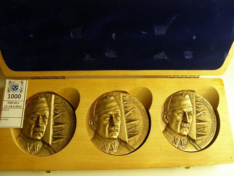 k-1000-a.jpg - Kohde 1000, l�ht�hinta: 75 &euro; / myyntihinta: 75 &euro; Mannerheim (3) 3 mitalin sarja puulaatikossa. H�iv�noja, kunto: 9