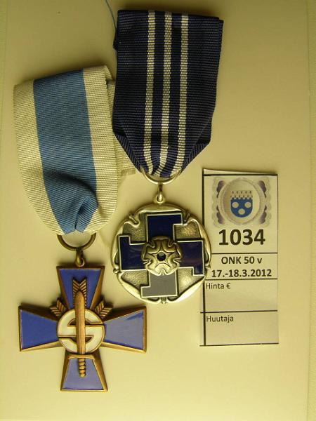 k-1034-a.jpg - Kohde 1034, lhthinta: 30 € / myyntihinta: 30 € Lotta Svrd ansiomitali ja Sininen risti, kunto: 8