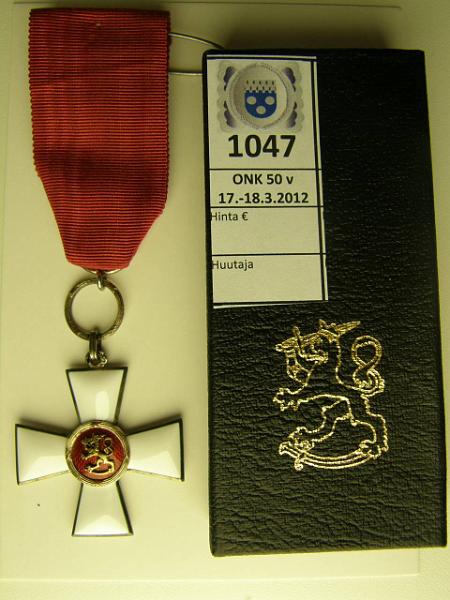 k-1047-a.jpg - Kohde 1047, lhthinta: 70 € Suomen Leijonan Ritarimerkki kotelo, kunto: 9
