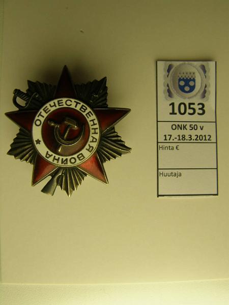 k-1053-a.jpg - Kohde 1053, l�ht�hinta: 45 &euro; / myyntihinta: 64 &euro; NL Is�nm.sodan kunniamitali, numeroitu, kunto: 6