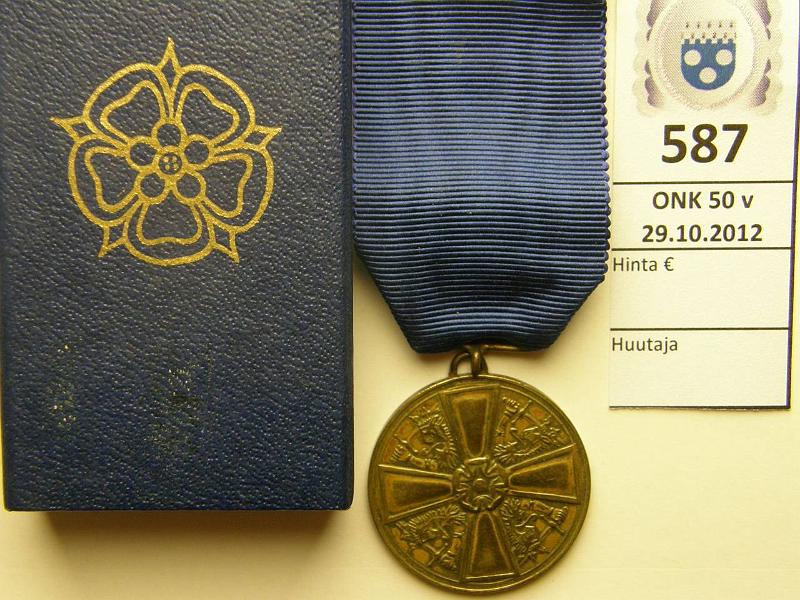 k-0587-a.jpg - Kohde 587, lhthinta: 20 € Suomen Valkoisen Ruusun mitali, kotelo, kunto: 8