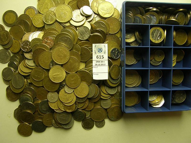 k-0615-a.jpg - Kohde 615, lhthinta: 20 € Koko maailma 1900-2000-luku 4 kg kolikoita, ainakin Kypros, Makedonia, Israel, Kreikka, Puola, Norja, Saksa, arabimaita. Osa muovirasiassa, kunto: vk