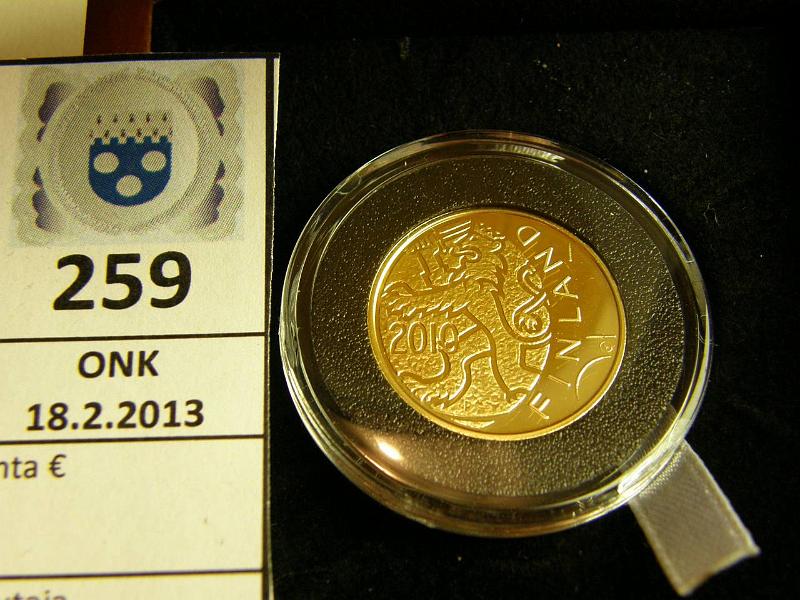 k-0259-a.jpg - Kohde 259, l�ht�hinta: 270 &euro; 100 &euro; 2010 Au, Proof 5,65 g/917, Suomalainen raha 150v, puukotelo, tod., kunto: 10