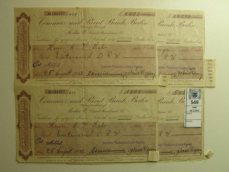k-0549-a.jpg - Kohde 549, lhthinta: 5 € Shekki (4) 1922 Commerz und Privat Bank Berlin / Suomen Maatalous-Osake-Pankki, 4 numeroitua shekki 500-10 000 Mark. Leimaus ja allek. Mikkeliss, prep, kunto: 3-5