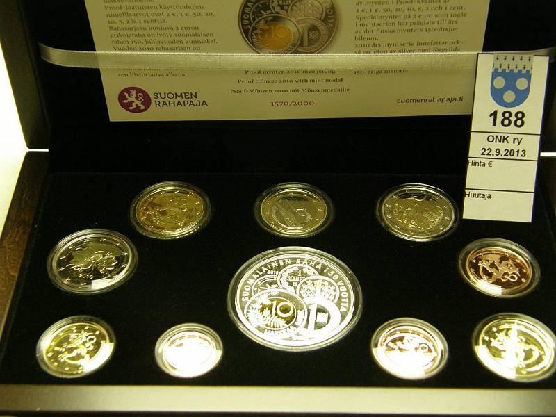 k-0188-a.jpg - Kohde 188, l�ht�hinta: 55 &euro; / myyntihinta: 56 &euro; 2010 proof, sis. osin kullatun Ag jetonin ja suom.raha 150v 2&euro; juhlarahan, laatikko, tod, kunto: 10