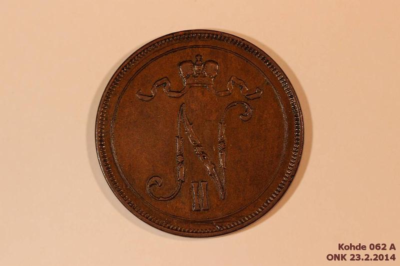 k-0062-a.jpg - Kohde 62 (kuva 1/2), lhthinta: 10 € / myyntihinta: 13 € 10 p 1899 Kaunis tummanruskea patina, kunto: 6