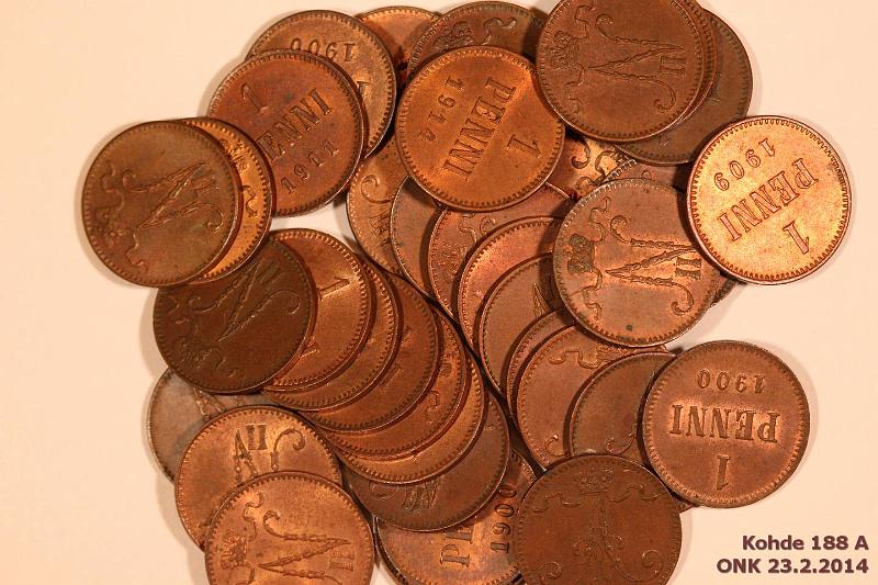 k-0188-a.jpg - Kohde 188, lhthinta: 20 € / myyntihinta: 64 € 1p 1892-1915 (36) Cu, 1892, 93, 94, 95, 98(3),1900(4), 01, 02(2), 03, 04(2), 05(2), 06, 07(suora- ja hakalippa, 3), 08, 09(4), 11(4), 12, 13, 14, 15 valtaosin leimakiiltoisia, kunto: 6-9