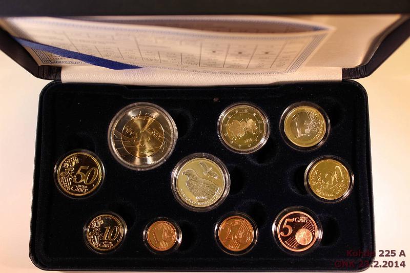 k-0225-a.jpg - Kohde 225, l�ht�hinta: 40 &euro; / myyntihinta: 40 &euro; 2005 Proof, Ag-jetoni + 5&euro; MM (BU, kaps. halkeama), laatikko, tod., kunto: 10