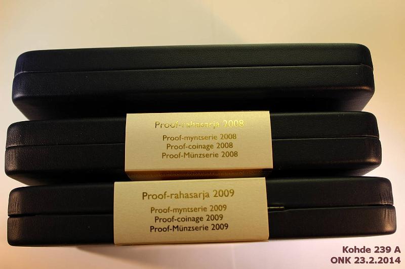 k-0239-a.jpg - Kohde 239, lhthinta: 95 € / myyntihinta: 95 € 2002-09 (3) Proof, 2002 + 2008 + 2009, laatikot, tod., kunto: 10