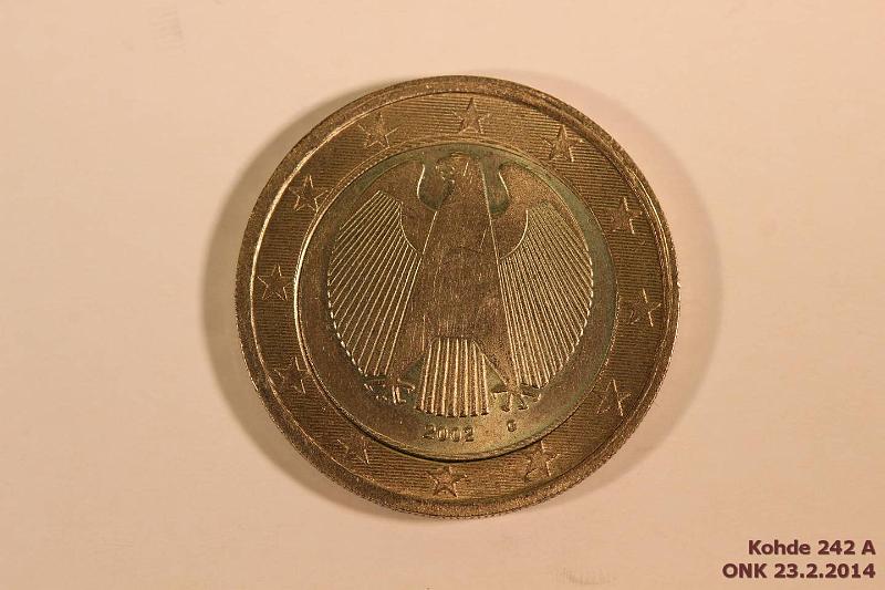 k-0242-a.jpg - Kohde 242 (kuva 1/2), lhthinta: 350 € / myyntihinta: 570 € 2 € 2002 Saksa G, yksimetalliraha. Rtgf: Cu70%, Zn20%, Ni10% + meistin kiertym n. 20, kunto: 8
