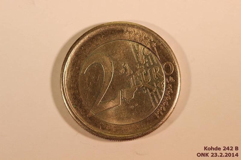 k-0242-b.jpg - Kohde 242 (kuva 2/2), lhthinta: 350 € / myyntihinta: 570 € 2 € 2002 Saksa G, yksimetalliraha. Rtgf: Cu70%, Zn20%, Ni10% + meistin kiertym n. 20, kunto: 8