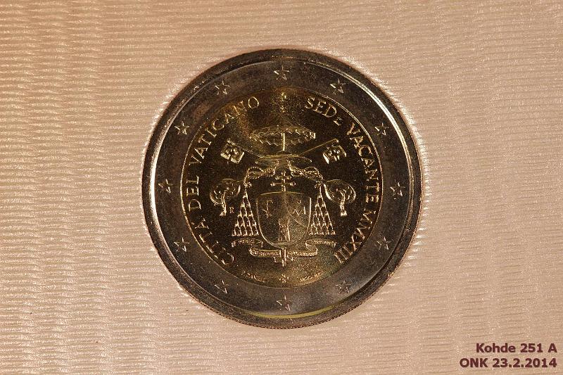 k-0251-a.jpg - Kohde 251, lhthinta: 65 € / myyntihinta: 65 € 2013 Vatikaani, Sede Vacante. Kotelo, kunto: 9