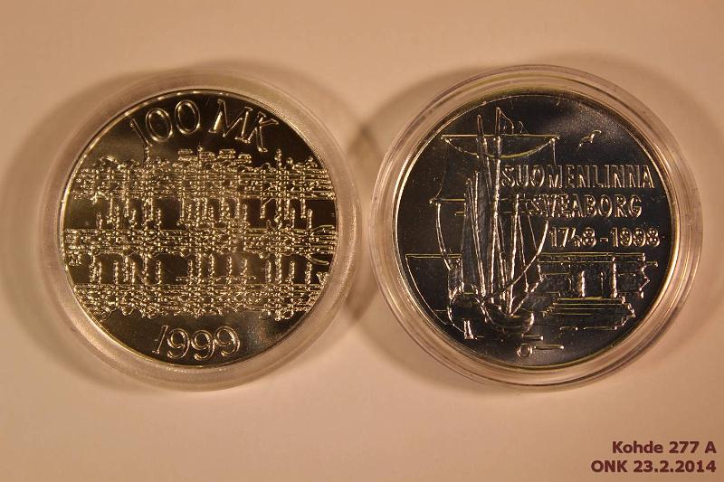 k-0277-a.jpg - Kohde 277, lhthinta: 34 € / myyntihinta: 37 € 100 mk 1998, 1999 Ag, BU, Suomenlinna + Sibelius, muovitasku ja kapselit, kunto: 9