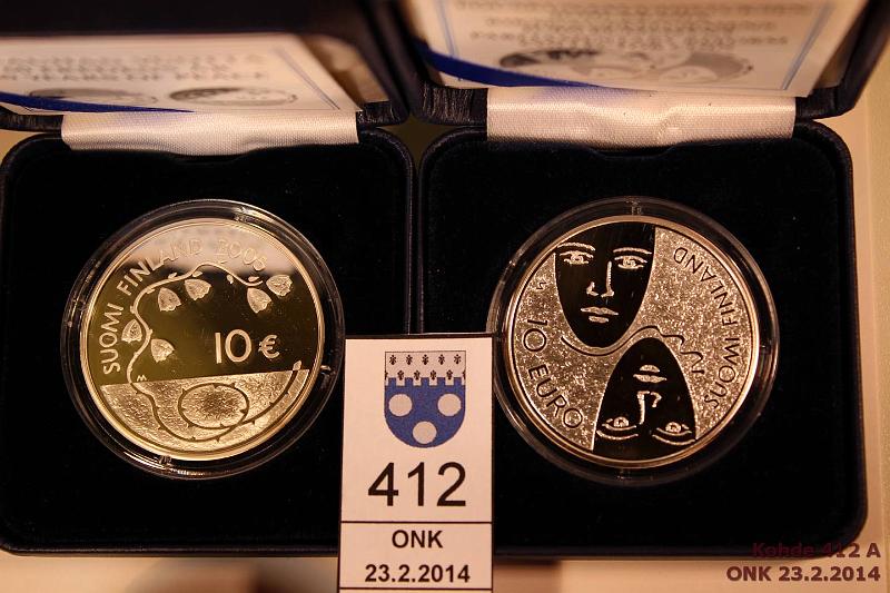 k-0412-a.jpg - Kohde 412, lhthinta: 40 € 2005, 2006 Ag, Proof, Rauhan 60 v + Eduskunta, kotelot + tod., kunto: 10