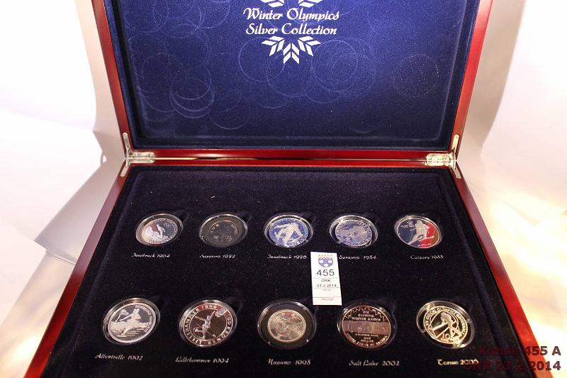 k-0455-a.jpg - Kohde 455, lhthinta: 100 € / myyntihinta: 125 € Talviolympialaiset 1964-2006 (10) Ag, Innsbruck 50s-64; Sapporo 100j-72; Innsbruck 100s-76; Sarajevo 250d-84(82); Calgary 20D-86(85); Albertville 100f-92(88); Lillehammer 100kr-94(93); Nagano 5000j-98; SLC 1D-02; Torino 10€-05. Puulaatikko, kapselit, kunto: 7-10