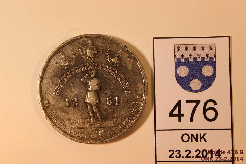 k-0476-b.jpg - Kohde 476 (kuva 2/2), lhthinta: 20 € / myyntihinta: 44 € Mitali Aleksanteri II 1861, Diakov#702.4 Vaalea metalli (rtgf: Sn/Sb/Pb/Cu = 77/12/10/1%), 13,9g, Aleksanteri II ja maaorjien vapauttaminen. Naarmuja, tummentumaa., kunto: 3