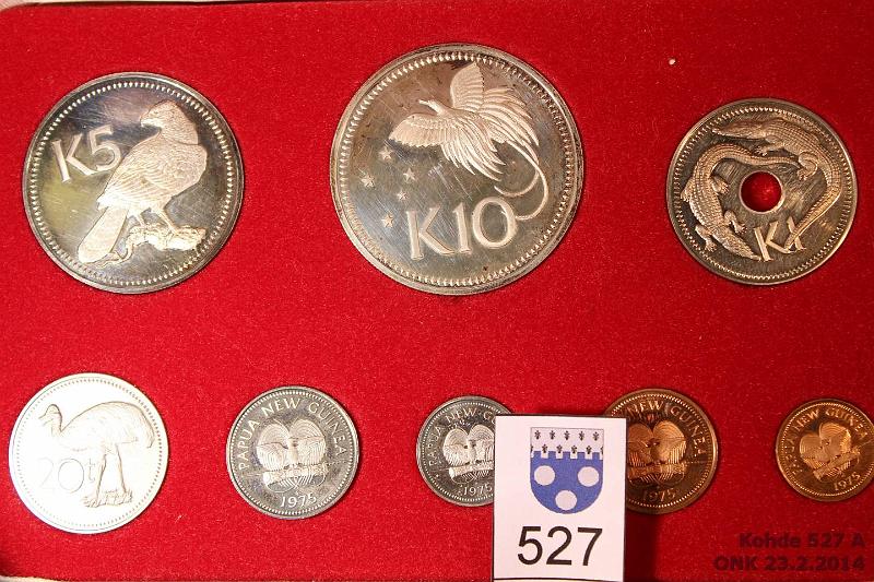 k-0527-a.jpg - Kohde 527, lhthinta: 30 € Papua Uusi Guinea 1975 (8) KM#1-6,7a,8a Proof set: First coinage of Papua New Guinea. 1,2,5,10 ja 20t, 1,5 ja 10k. Rahoissa patinaa ja osassa hnja. Franklin Mint -kotelo, kunto: 8-9