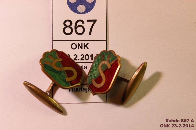 k-0867-a.jpg - Kohde 867, lhthinta: 15 € / myyntihinta: 21 € Kalvosinnapit, PohjolaLnsi-Pohja, toisessa emalivikaa, kunto: 7