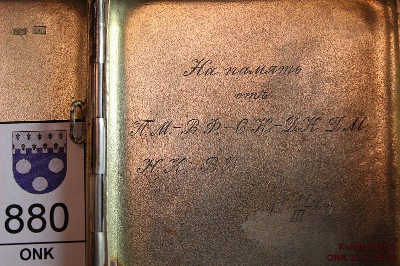 k-0880-b.jpg - Kohde 880 (kuva 2/3), l�ht�hinta: 75 &euro; / myyntihinta: 130 &euro; Hopeinen savukekotelo 1908 Moskova Ag. Koristekaiverrettu savukerasia, jossa Moskovan hopealeimat (1896-1908). Paino 116g, rtgf: 87% Ag. kyrillinen omistuskaiverrus 1908. Hieno!, kunto: 6