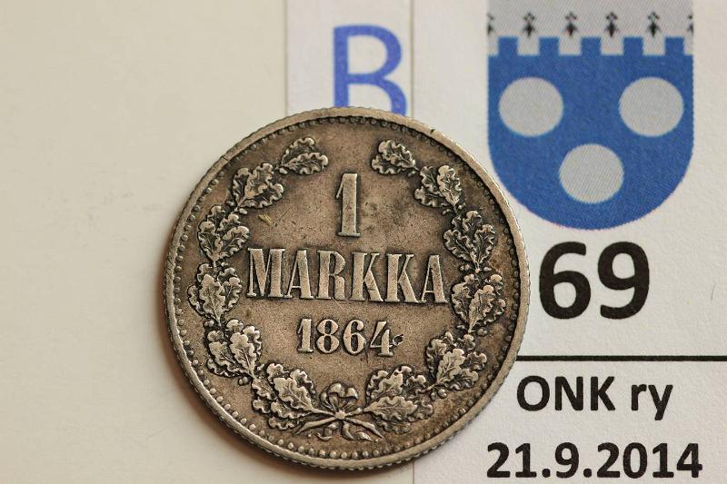 k-0069-b.jpg - Kohde 69 (kuva 2/2), lhthinta: 100 € / myyntihinta: 165 € 1 mk 1864 Ag, SNY 397.2 uusi rihlaus. Pij, kunto: 5
