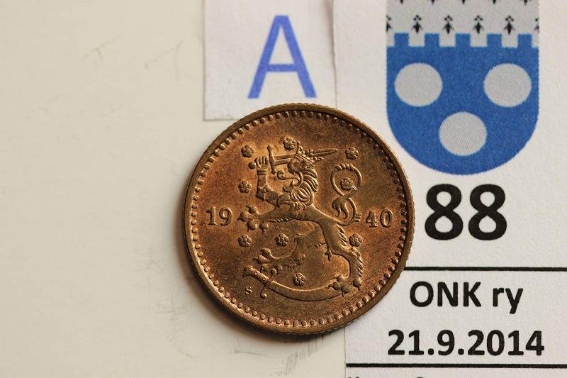 k-0088-a.jpg - Kohde 88 (kuva 1/2), lhthinta: 15 € / myyntihinta: 15 € 1 mk 1940 Cu, leimakiilto, kunto: 8