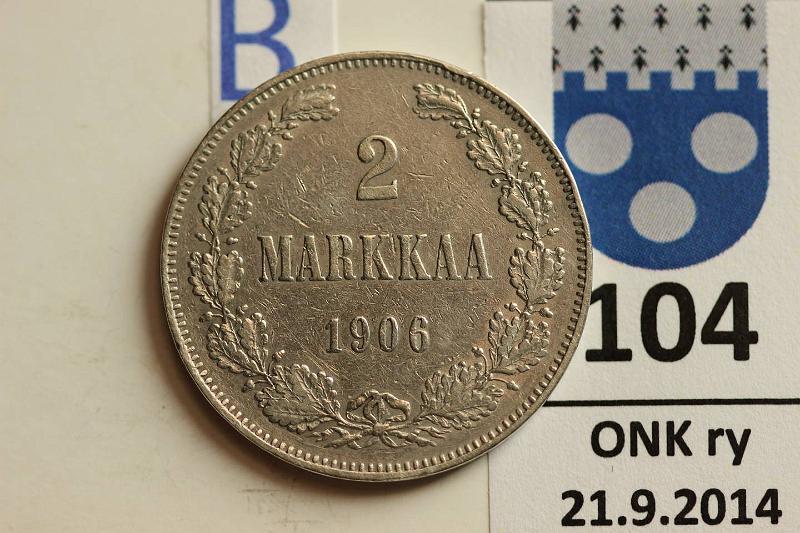 k-0104-b.jpg - Kohde 104 (kuva 2/2), lhthinta: 15 € / myyntihinta: 22 € 2 mk 1906 Ag, SNY 500.2, lyhyt /, kunto: 4