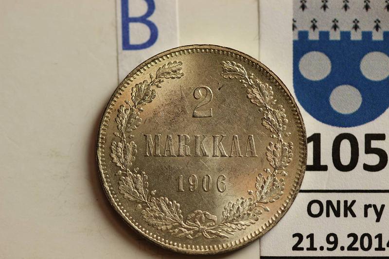 k-0105-b.jpg - Kohde 105 (kuva 2/2), lhthinta: 50 € / myyntihinta: 115 € 2 mk 1906 Ag, SNY 500.2, lyhyt /, hn, arvop. pieni matta-alue, hieno leimakiilto, loistelias!, kunto: 9/8