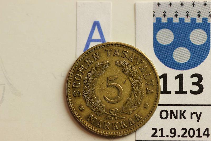k-0113-a.jpg - Kohde 113 (kuva 1/2), lhthinta: 30 € / myyntihinta: 53 € 5 mk 1928 AlBr, pij, kunto: 4