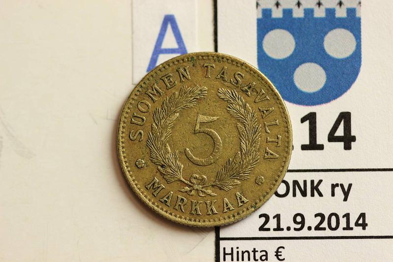 k-0114-a.jpg - Kohde 114 (kuva 1/2), lhthinta: 40 € / myyntihinta: 50 € 5 mk 1928 AlBr, eprv, kunto: 4