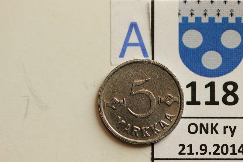 k-0118-a.jpg - Kohde 118 (kuva 1/2), lhthinta: 5 € 5 mk 1953 Fe, SNY 525.2 Rtgf-analyysi: 100% Fe, kunto: 7