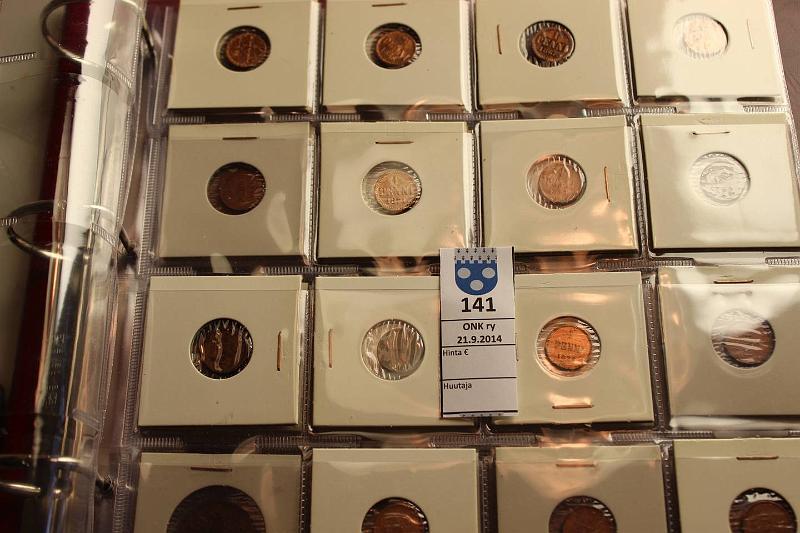 k-0141-a.jpg - Kohde 141 (kuva 1/3), lhthinta: 50 € / myyntihinta: 165 € 1-50 p 1864-1916 (110) Cu/Ag, 1p 1865-1911 (27); 5p 1865-1915 (25); 10p 1865-1916 (24); 25p 1865-1910 (20); 50p 1864-1908 (14). Kansiossa, alkupn rahoista suuri osa kiillotettu. Kaikki erilaisia., kunto: 2-6