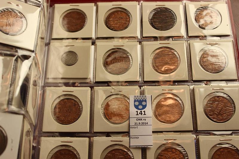 k-0141-b.jpg - Kohde 141 (kuva 2/3), lhthinta: 50 € / myyntihinta: 165 € 1-50 p 1864-1916 (110) Cu/Ag, 1p 1865-1911 (27); 5p 1865-1915 (25); 10p 1865-1916 (24); 25p 1865-1910 (20); 50p 1864-1908 (14). Kansiossa, alkupn rahoista suuri osa kiillotettu. Kaikki erilaisia., kunto: 2-6